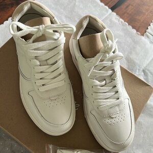 Sneakers, ivory, size 7.